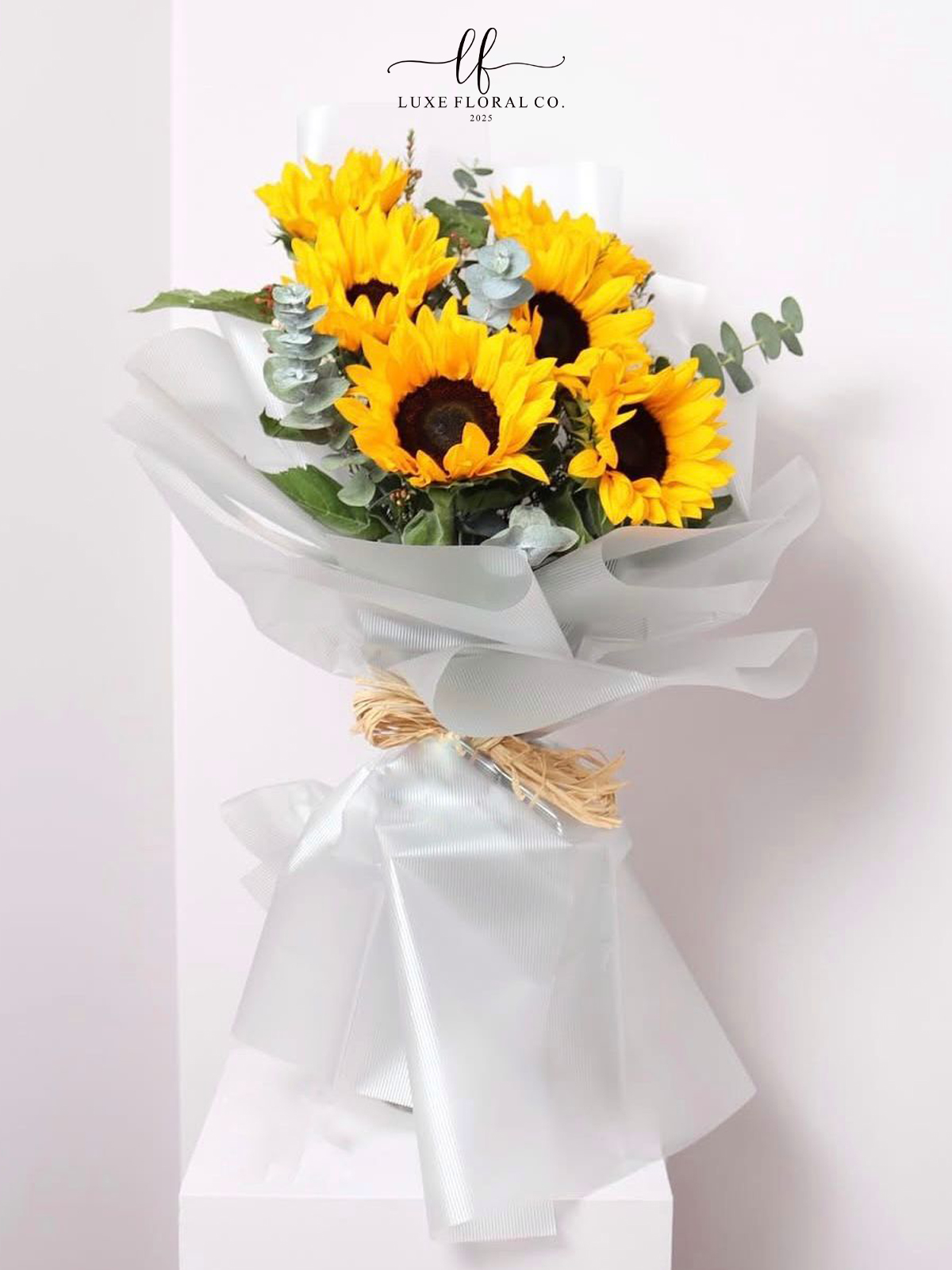 Luxe Solara Bloom – (Premium Sunflower Bouquet for Bright Days & Big Smiles)